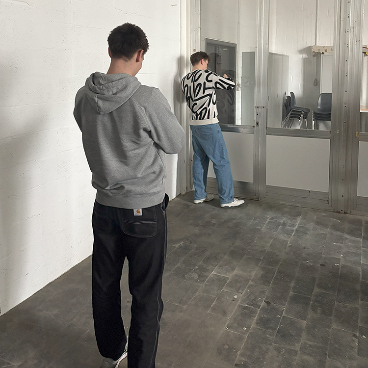 Photo de deux personnes qui prennent une photo