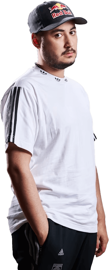 Gotaga, joueur français d'e-sport, debout avec une casquette Red Bull