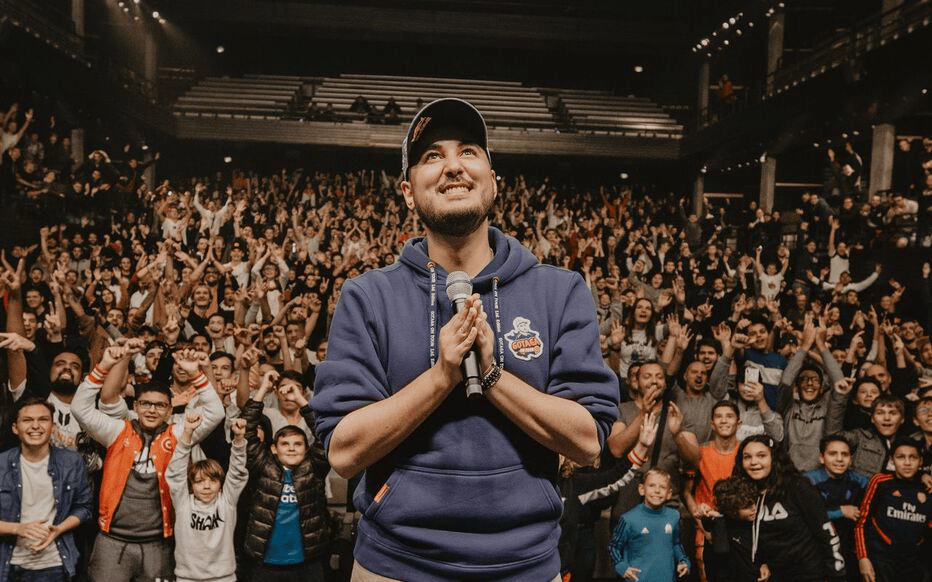 Gotaga en avant plan qui remercie un publique